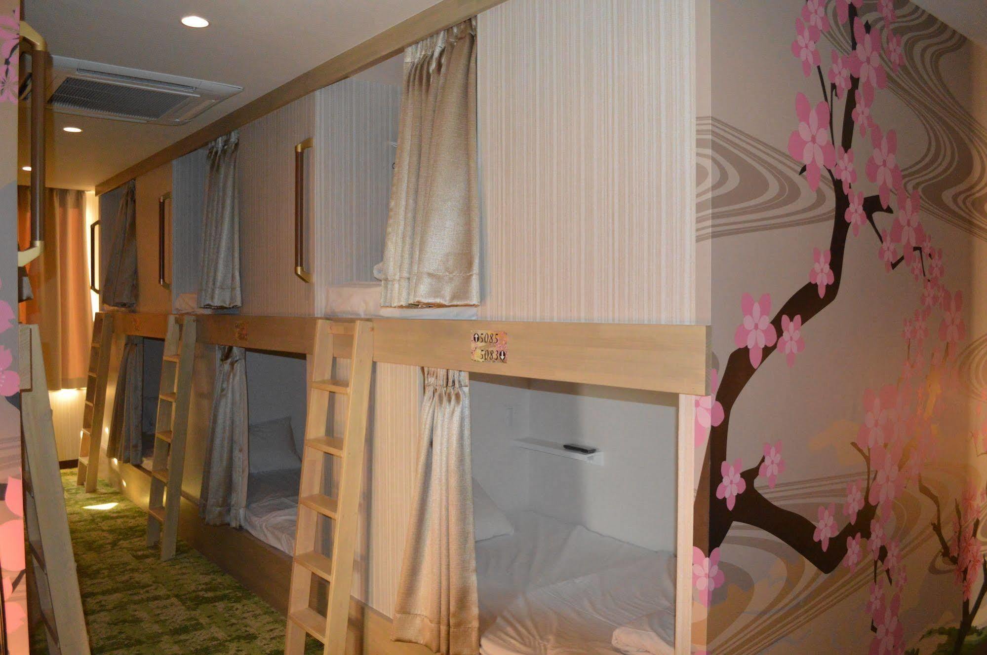 Ueno Station Hostel Oriental 1 Male Only Токіо Екстер'єр фото